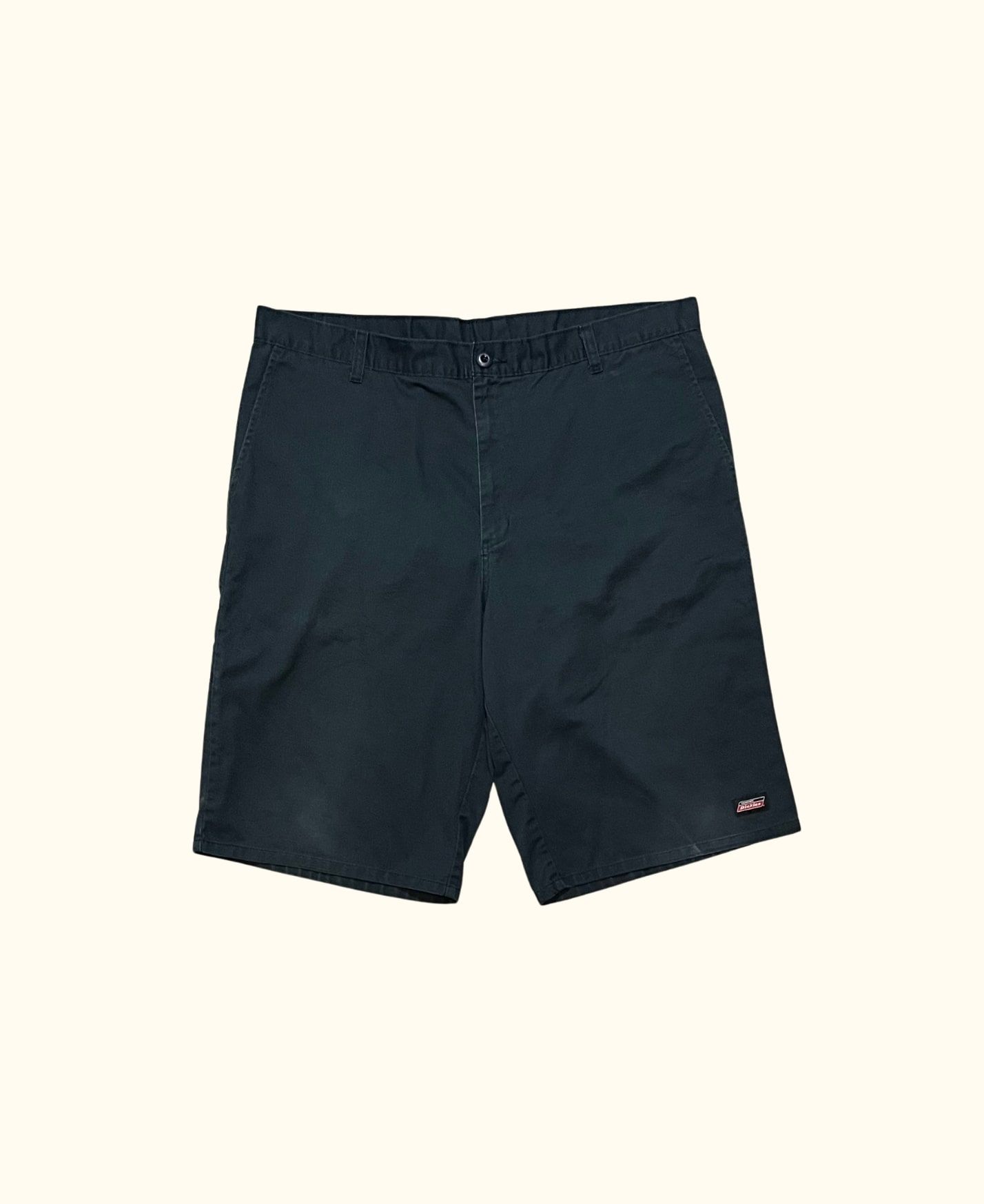 https://canallavintage.es/producto/pantalon-corto-bermudas-cargo-dickies-negras-vintage-2000s/
